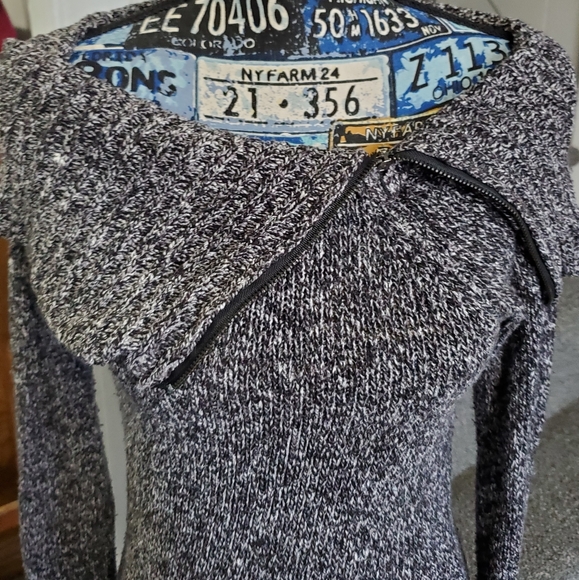 GLIMMER BY J.J. BASICS~ GRAY LONG SWEATER WITH FOLD OVER COLLAR & ZIPPER! - Picture 2 of 10